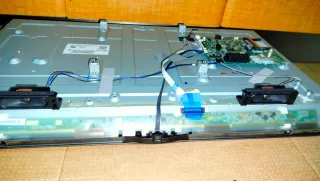 Piezas LG 32LF510B con pantalla rota.