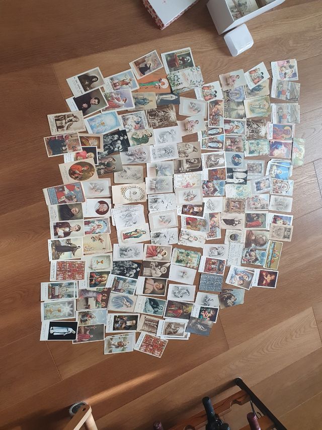 Lotto cartoline, santini e francobolli