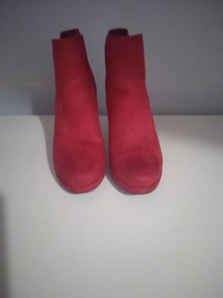 Botines rojos de ante