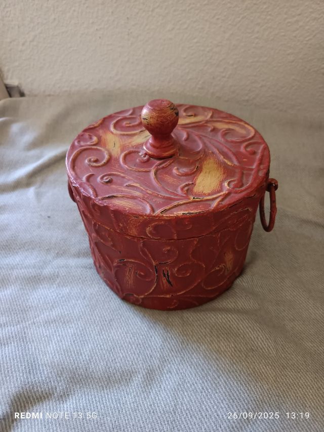 Cajas decorativas vintage metal rojo y dorado