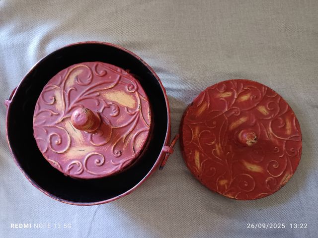 Cajas decorativas vintage metal rojo y dorado