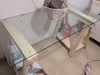 Escritorio de cristal y madera