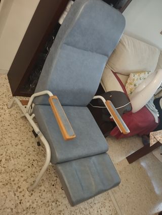 Sillón fijo reclinable con apoyabrazos
