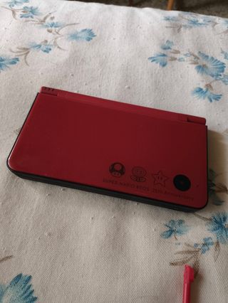 Nintendo DSi XL Roja edición Mario 