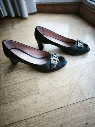 Zapatos de salón elegantes mujer. 