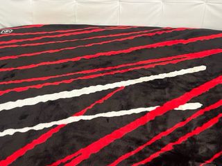 Manta Fleece Diseño Rayas Rojas y Blancas