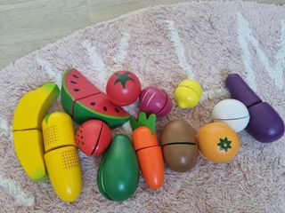 Cocinita de madera con accesorios