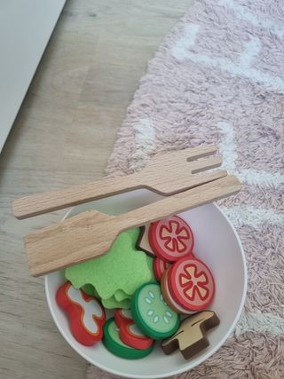 Cocinita de madera con accesorios