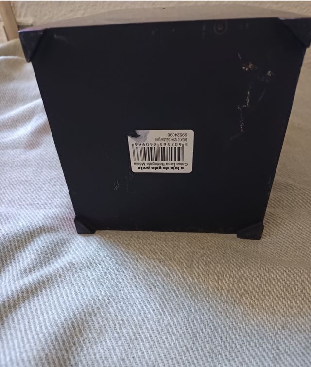 Caja vintage morada brillante con asa