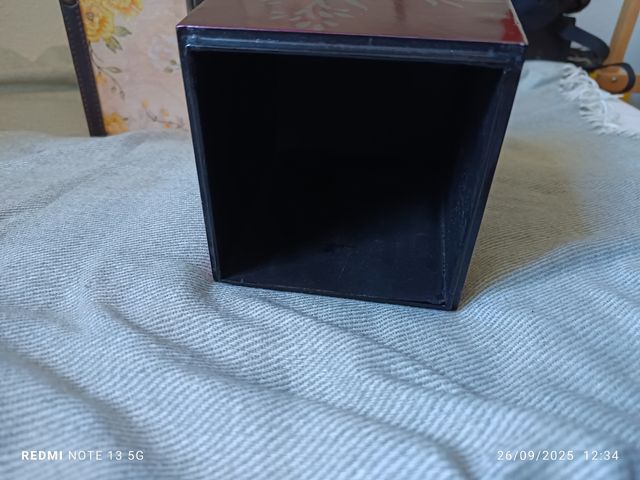 Caja vintage morada brillante con asa