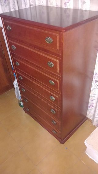 Cómoda de madera marrón