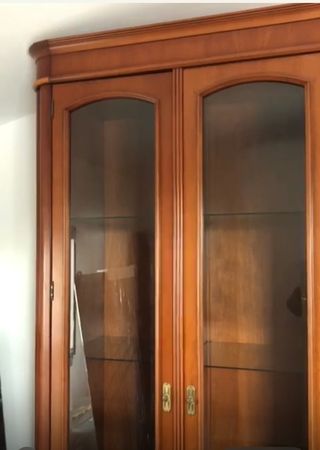 Armario vitrina de madera y cristal