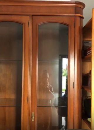 Armario vitrina de madera y cristal