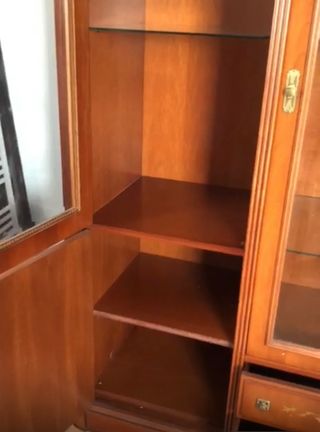 Armario vitrina de madera y cristal