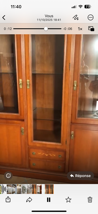 Armario vitrina de madera y cristal