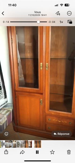 Armario vitrina de madera y cristal