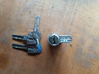 Bombín Cilindro y llaves de seguridad tres yaves