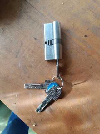 Bombín Cilindro y llaves de seguridad tres yaves