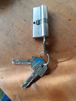 Bombín Cilindro y llaves de seguridad tres yaves