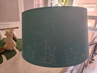 Lámpara colgante azul con diseño de ciudad
