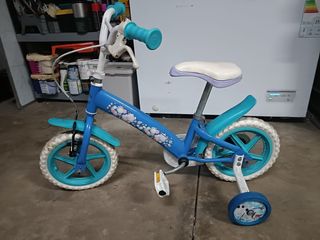 Bicicleta infantil azul con ruedines