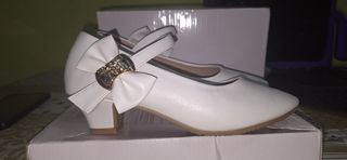 Comunión, zapatos blancos talla 37 = 22 cm.
