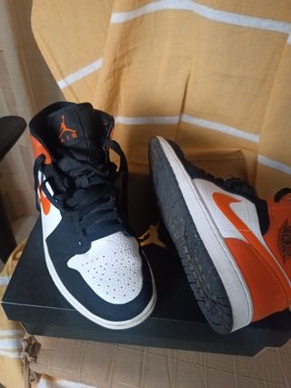 Zapatillas Jordan Negras y Naranjas