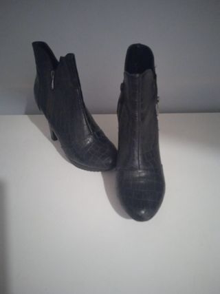 Botines negros con cremallera