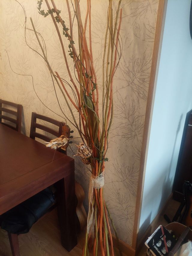 Adorno de ramas secas y yute