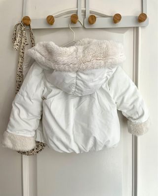 Dos abrigos niña invierno