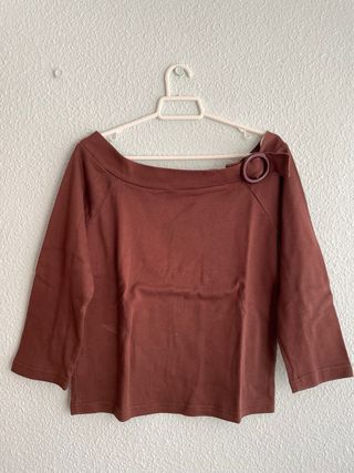 Blusa manga 3/4 con detalle de anilla marrón