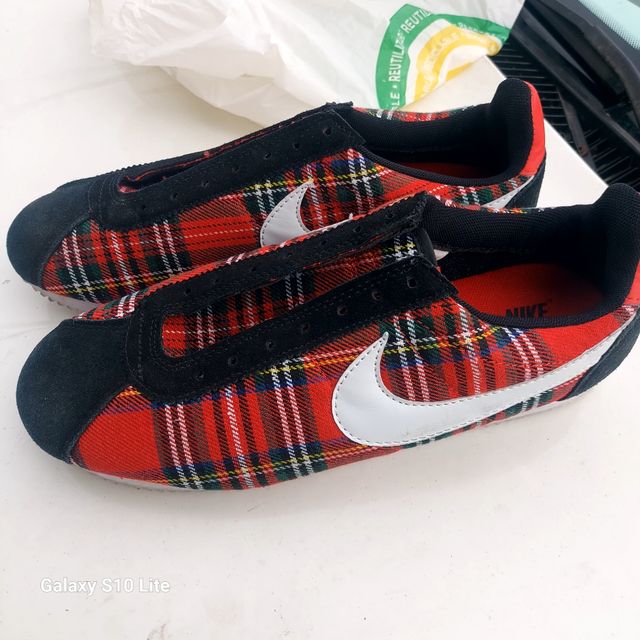 Zapatillas Nike a cuadros rojas