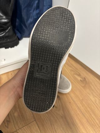 Zapatillas de skate grises y rojas