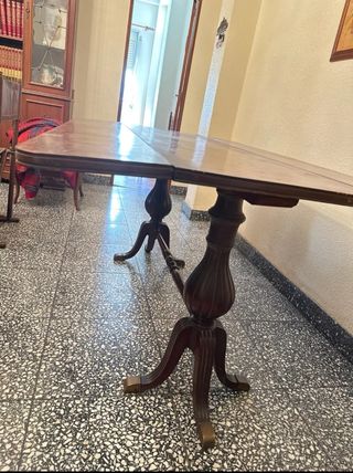 Mesa de comedor de madera