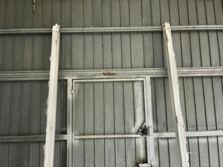 Puerta de aluminio gris