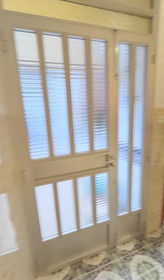 Puerta de aluminio gris