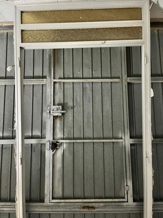 Puerta de aluminio gris