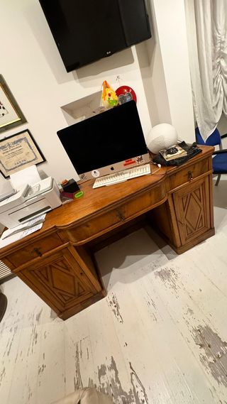 Scrivania in legno massello con intarsi