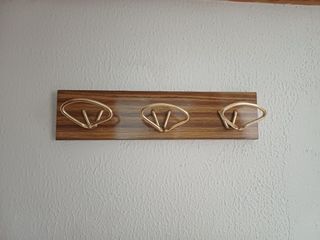 Perchero vintage madera y metal dorado