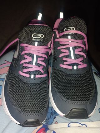Zapatillas deportivas negras y rosas