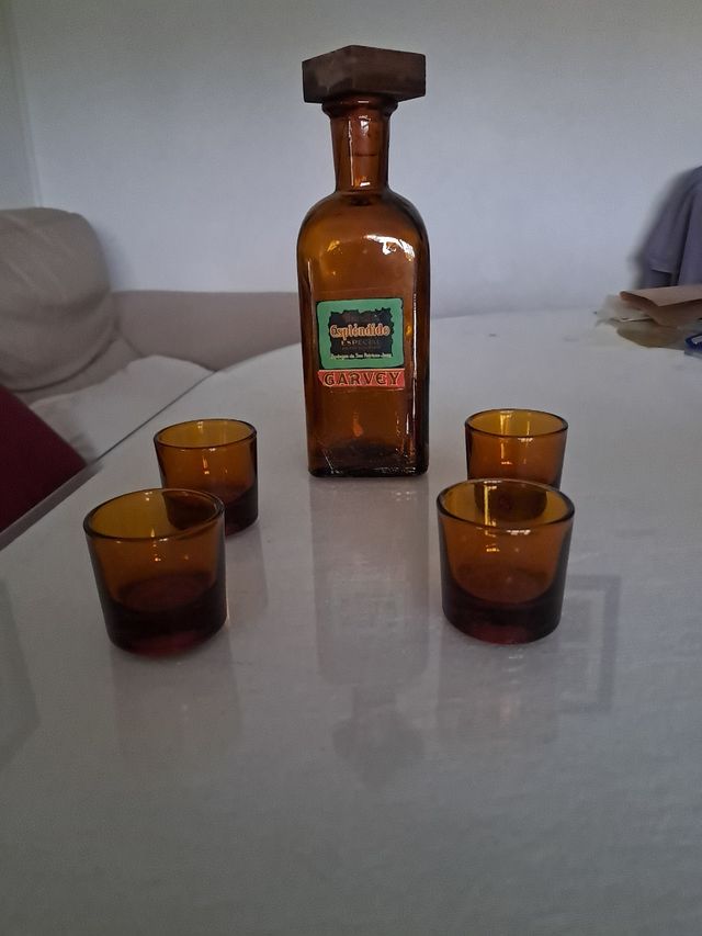 Botella Antigua Garvey con 4 Vasos