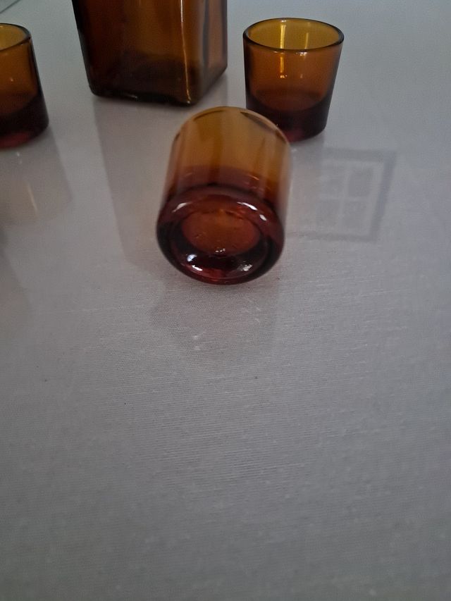 Botella Antigua Garvey con 4 Vasos