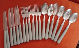 Cubertería de metal y plástico gris/plateado