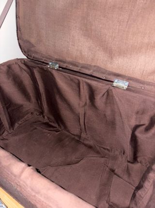 Baúl de mimbre con tapa de piel