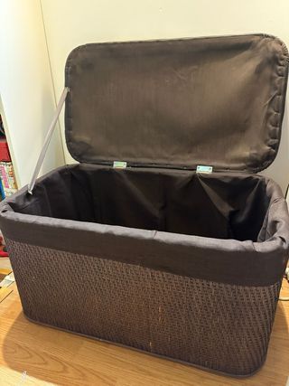 Baúl de mimbre con tapa de piel