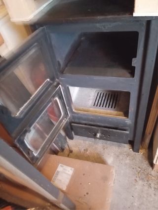 Estufa de leña negra con horno.