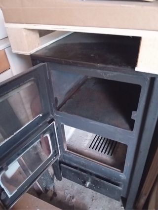Estufa de leña negra con horno.