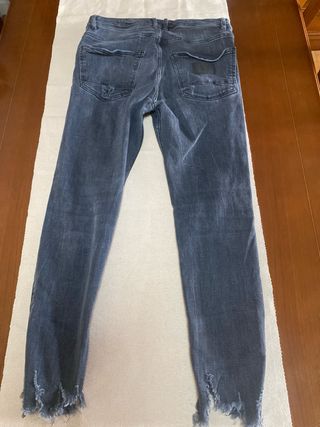 Pantalón vaquero gris desgastado