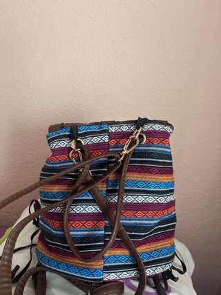 Mochila étnica con flecos