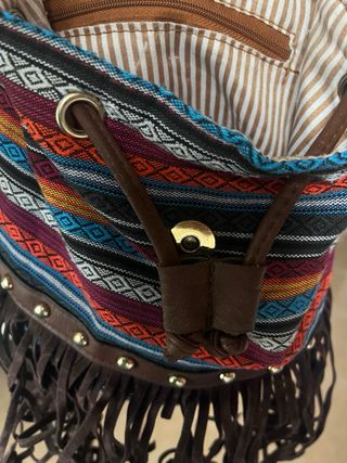 Mochila étnica con flecos